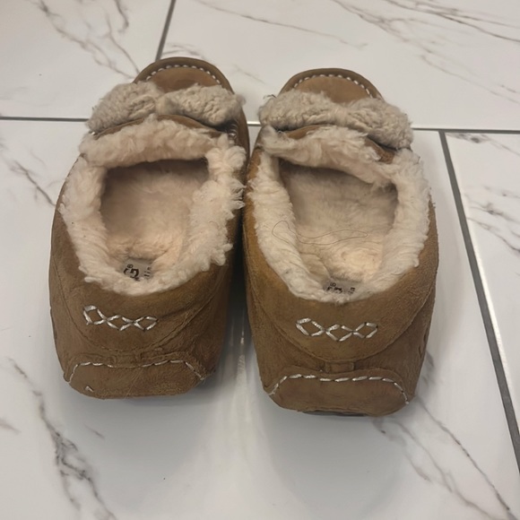 Ugg Ansley Bow Moccasins size 4 - Picture 4 of 6